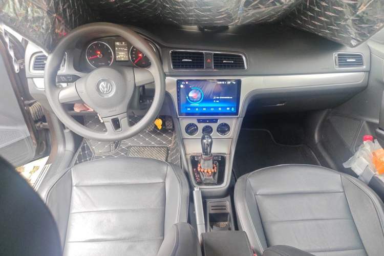 Used Volkswagen Gran Lavida 2013 1.6L Automatic Comfort Model Center Console