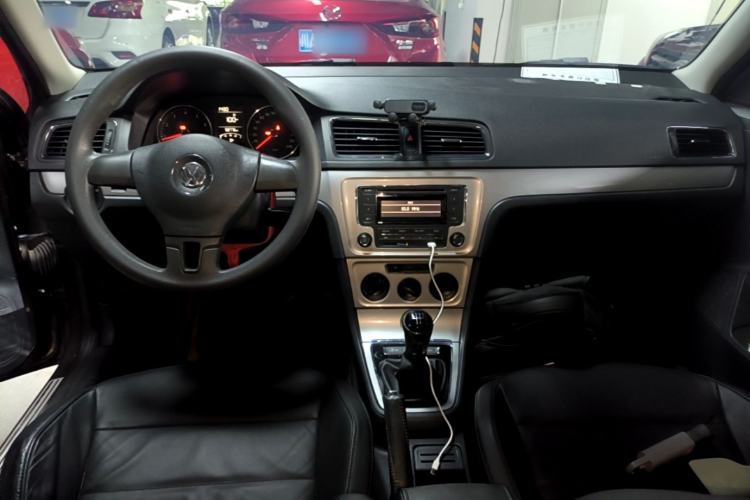 Used Volkswagen Gran Lavida 2013 1.6L Manual Comfort Model Center Console