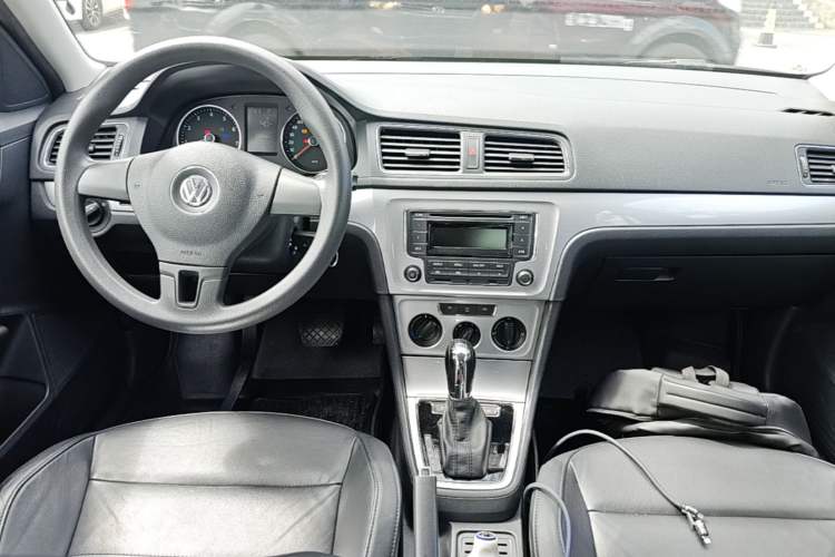Used Volkswagen Gran Lavida 2013 1.6L Automatic Comfort Model Center Console