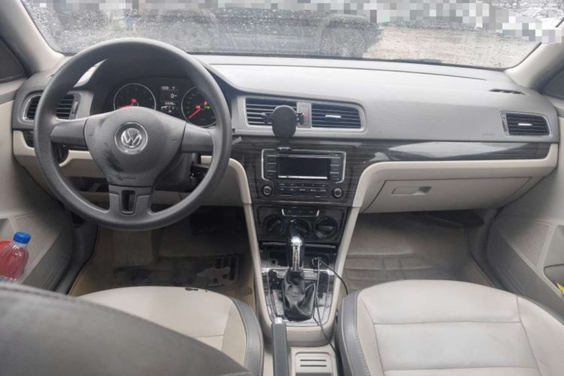 Used Volkswagen Gran Lavida 2013 1.6L Automatic Comfort Model Center Console