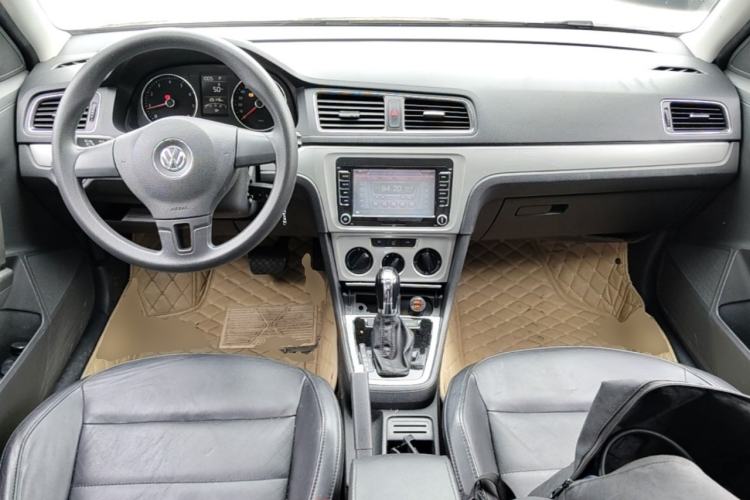 Used Volkswagen Gran Lavida 2013 1.6L Automatic Comfort Model Center Console