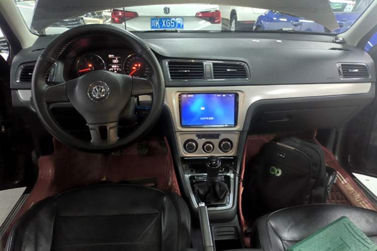 Used Volkswagen Gran Lavida 2013 1.6L Manual Comfort Model Center Console
