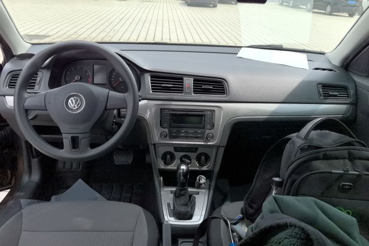 Used Volkswagen Gran Lavida 2013 1.6L Automatic Fashion Model Center Console