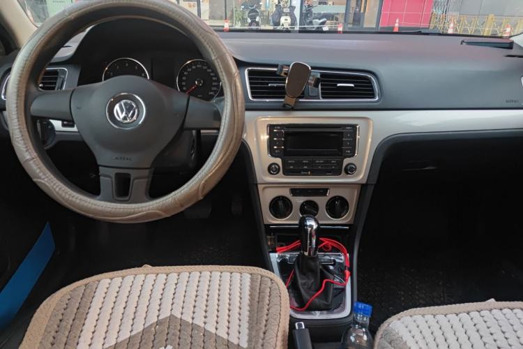 Used Volkswagen Gran Lavida 2013 1.6L Automatic Comfort Model Center Console