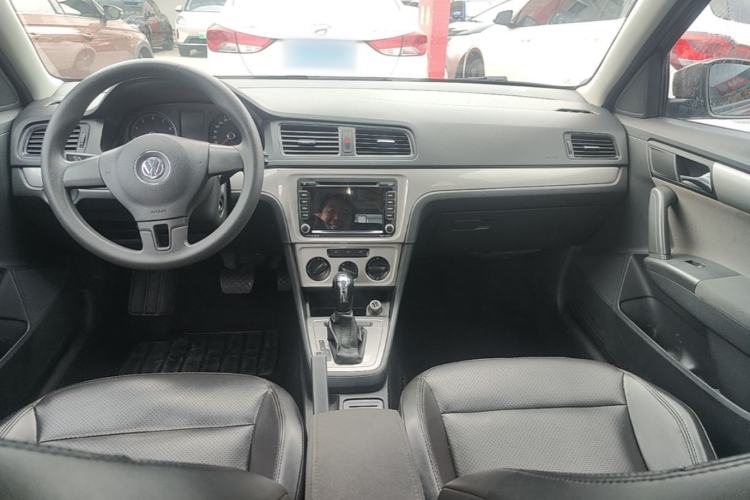 Used Volkswagen Gran Lavida 2013 1.6L Automatic Fashion Model Center Console