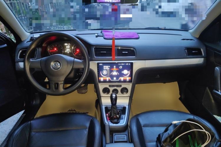 Used Volkswagen Gran Lavida 2013 1.6L Automatic Comfort Model Center Console
