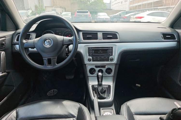 Used Volkswagen Gran Lavida 2013 1.6L Automatic Comfort Model Center Console