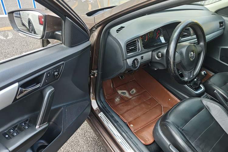 Used Volkswagen Gran Lavida 2013 1.6L Manual Comfort Model Driver Seat