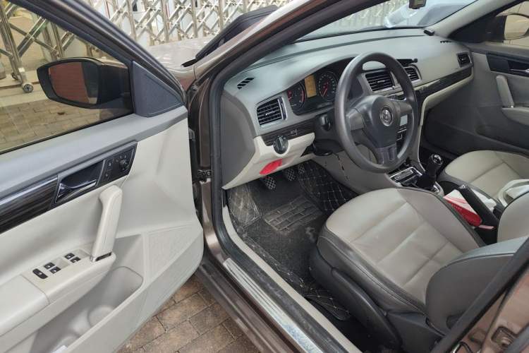 Used Volkswagen Gran Lavida 2013 1.4 TSI Manual Comfort Model Driver Seat
