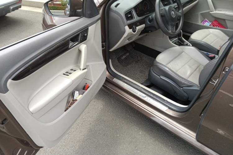 Used Volkswagen Gran Lavida 2013 1.4 TSI Automatic Comfort Model Driver Seat