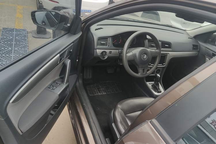 Used Volkswagen Gran Lavida 2013 1.6L Automatic Fashion Model Driver Seat