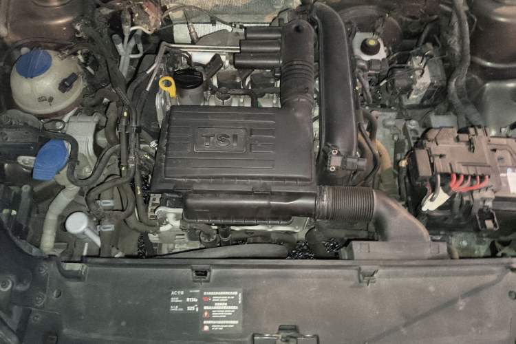 Used Volkswagen Gran Lavida 2013 1.4 TSI Automatic Comfort Model Engine Bay