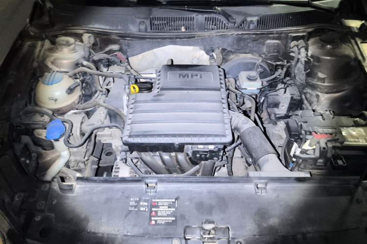 Used Volkswagen Gran Lavida 2013 1.6L Manual Fashion Model Engine Bay