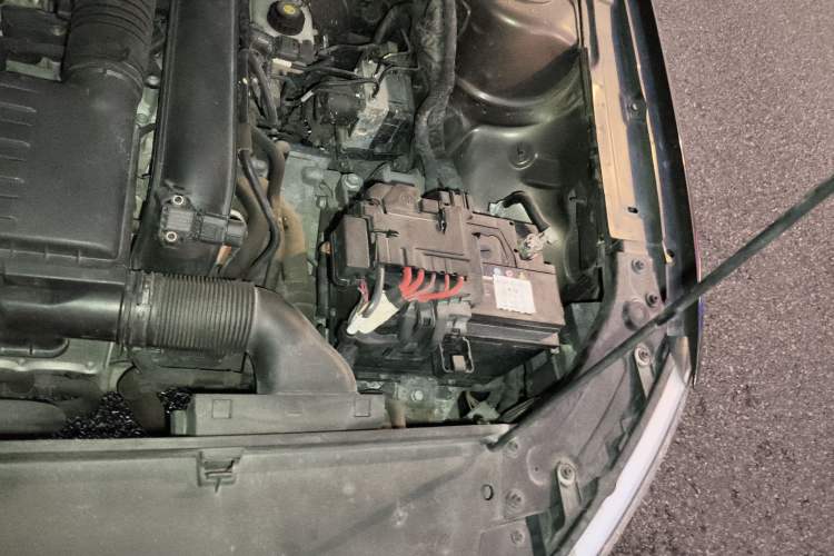 Used Volkswagen Gran Lavida 2013 1.4 TSI Automatic Comfort Model Engine Bay Left