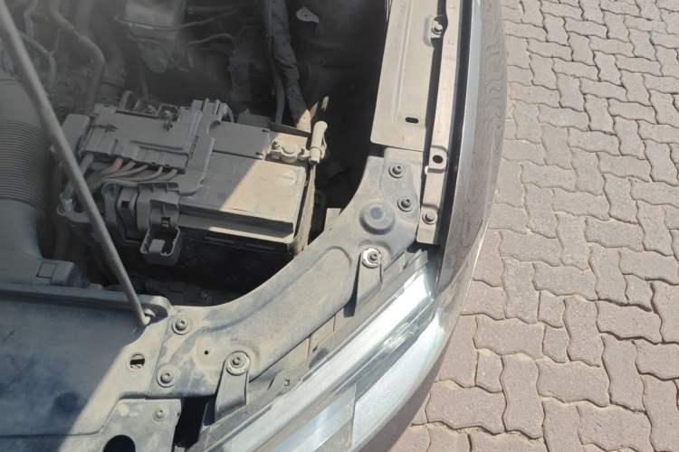 Used Volkswagen Gran Lavida 2013 1.6L Manual Comfort Model Engine Bay Left