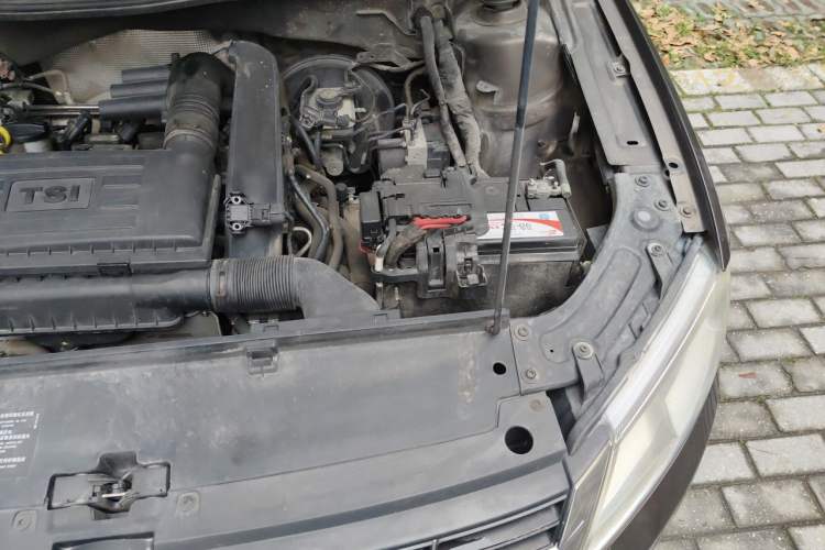 Used Volkswagen Gran Lavida 2013 1.4 TSI Automatic Comfort Model Engine Bay Left
