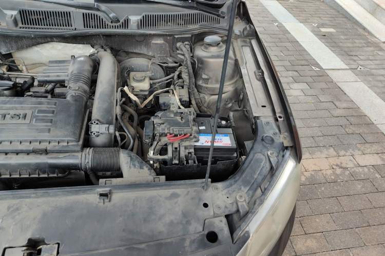 Used Volkswagen Gran Lavida 2013 1.4 TSI Manual Comfort Model Engine Bay Left