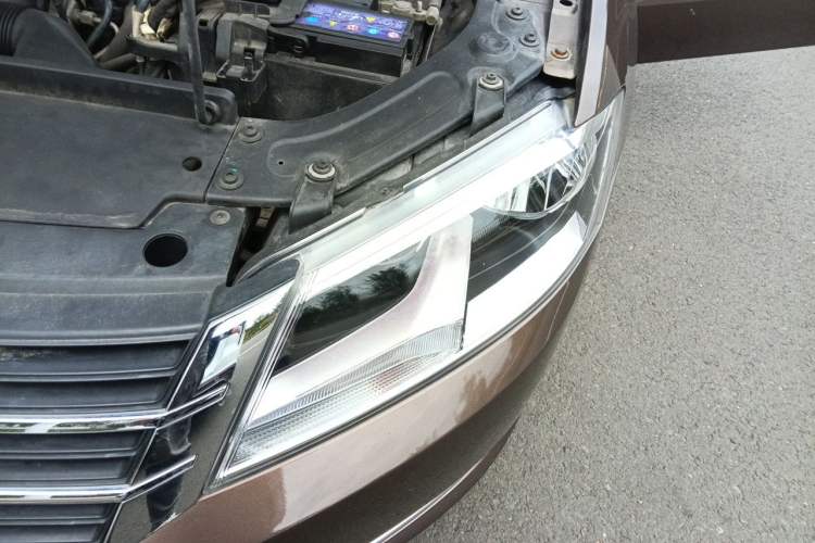 Used Volkswagen Gran Lavida 2013 1.4 TSI Automatic Comfort Model Engine Bay Left