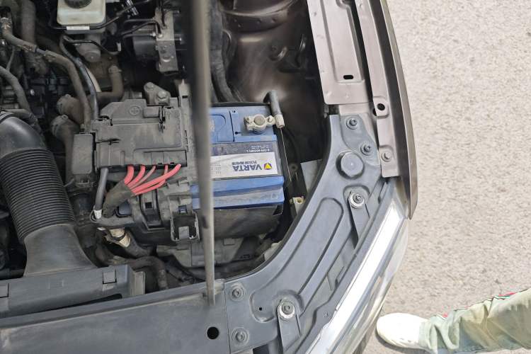 Used Volkswagen Gran Lavida 2013 1.6L Automatic Comfort Model Engine Bay Left