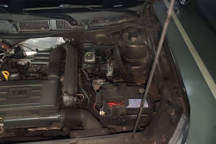 Used Volkswagen Gran Lavida 2013 1.4 TSI Automatic Comfort Model Engine Bay Left