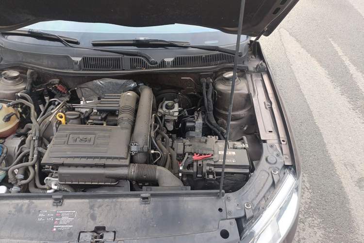 Used Volkswagen Gran Lavida 2013 1.4 TSI Automatic Comfort Model Engine Bay Left