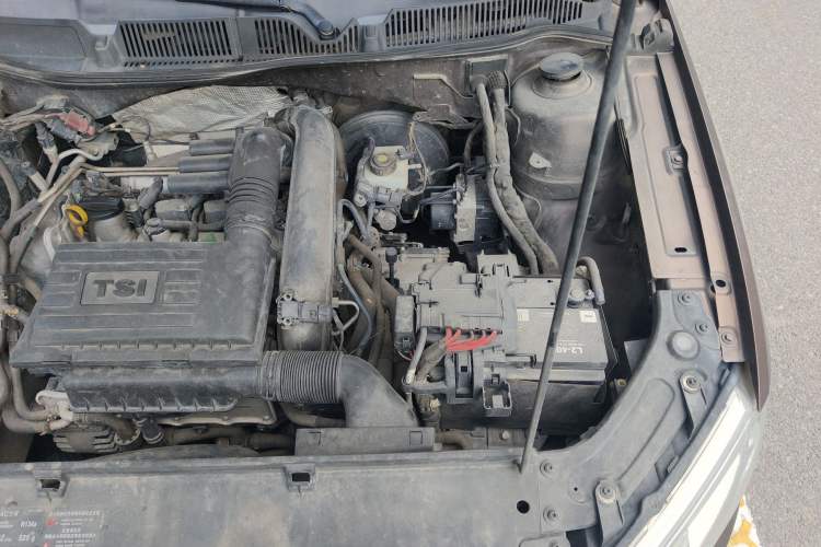 Used Volkswagen Gran Lavida 2013 1.4 TSI Automatic Comfort Model Engine Bay Left