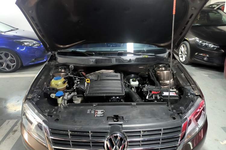Used Volkswagen Gran Lavida 2013 1.6L Manual Comfort Model Engine Bay