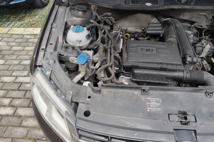 Used Volkswagen Gran Lavida 2013 1.4 TSI Automatic Comfort Model Engine Bay Right