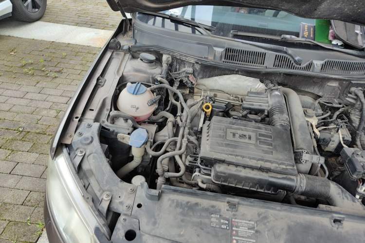 Used Volkswagen Gran Lavida 2013 1.4 TSI Manual Comfort Model Engine Bay Right