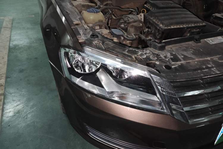 Used Volkswagen Gran Lavida 2013 1.6L Manual Fashion Model Engine Bay Right