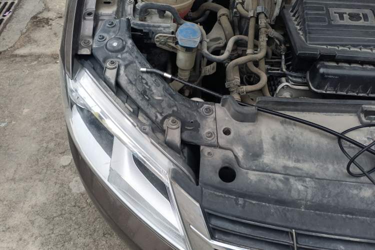 Used Volkswagen Gran Lavida 2013 1.4 TSI Manual Comfort Model Engine Bay Right
