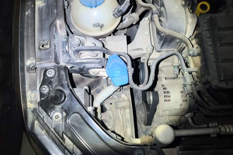 Used Volkswagen Gran Lavida 2013 1.6L Manual Fashion Model Engine Bay Right