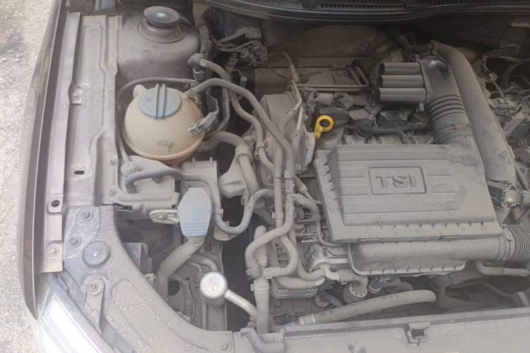 Used Volkswagen Gran Lavida 2013 1.4 TSI Automatic Comfort Model Engine Bay Right