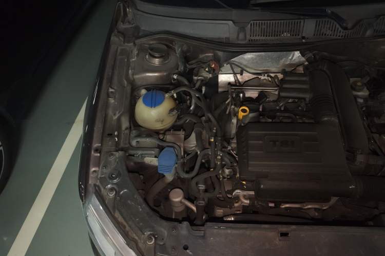 Used Volkswagen Gran Lavida 2013 1.4 TSI Automatic Comfort Model Engine Bay Right