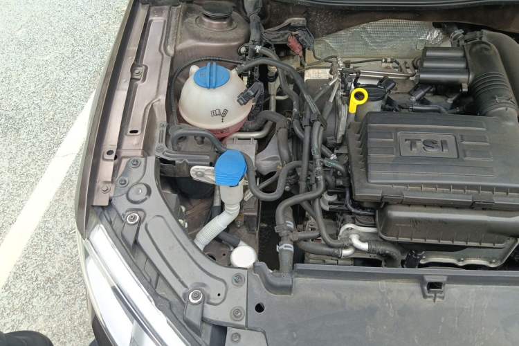 Used Volkswagen Gran Lavida 2013 1.4 TSI Manual Comfort Model Engine Bay Right