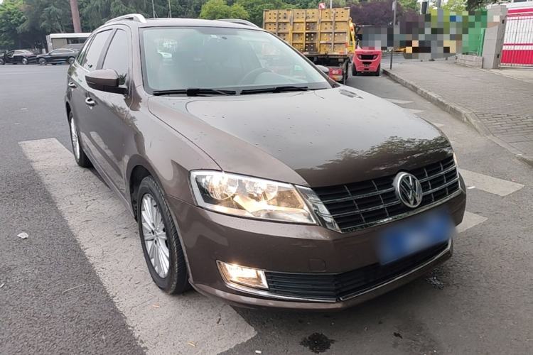 Used Volkswagen Gran Lavida 2013 1.4 TSI Automatic Comfort Model Front Right 45 Deg