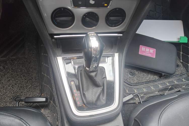 Used Volkswagen Gran Lavida 2013 1.4 TSI Automatic Comfort Model Gear Lever