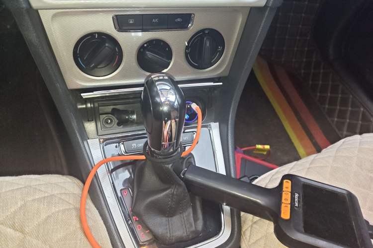 Used Volkswagen Gran Lavida 2013 1.4 TSI Automatic Comfort Model Gear Lever