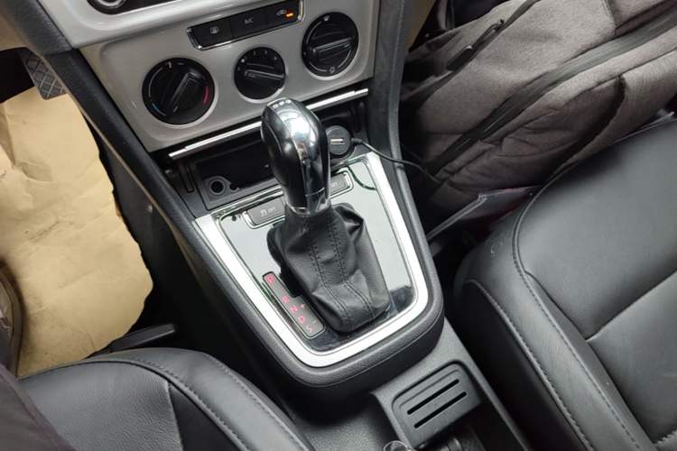 Used Volkswagen Gran Lavida 2013 1.4 TSI Automatic Comfort Model Gear Lever