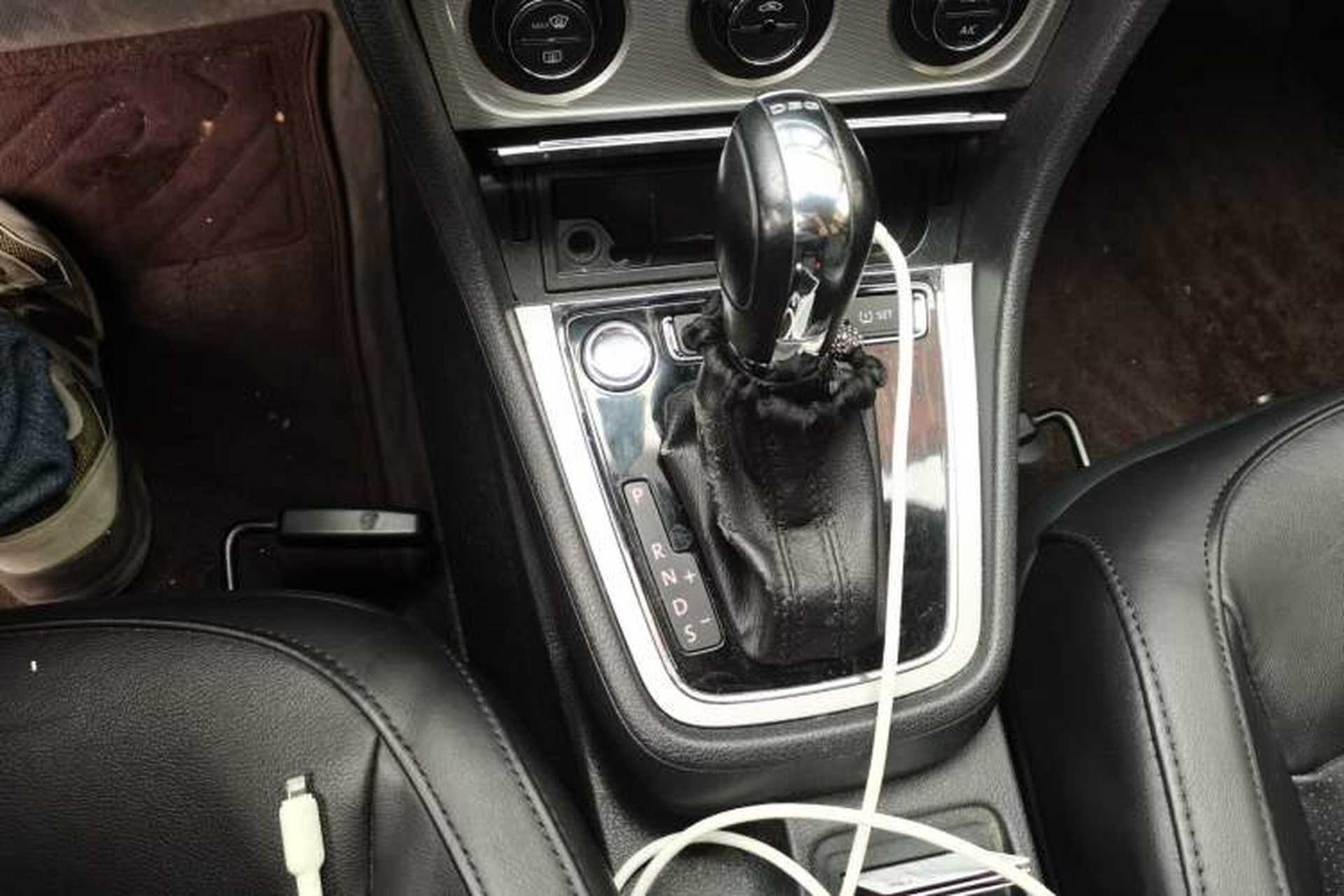 Used Volkswagen Gran Lavida 2013 1.4 TSI Automatic Luxury Model Gear Lever