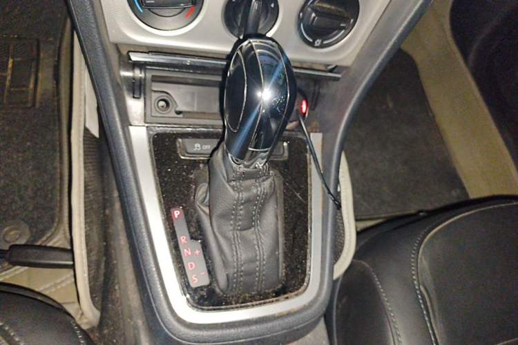 Used Volkswagen Gran Lavida 2013 1.6L Automatic Comfort Model Gear Lever