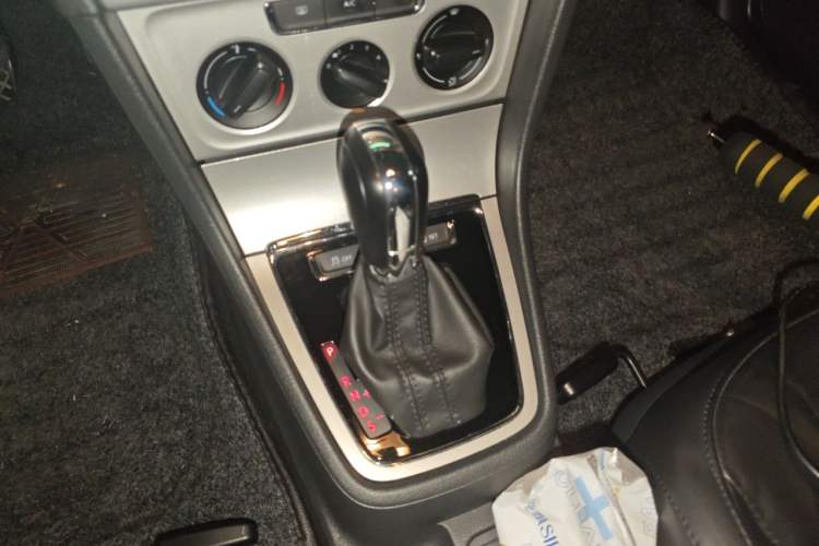 Used Volkswagen Gran Lavida 2013 1.6L Automatic Comfort Model Gear Lever