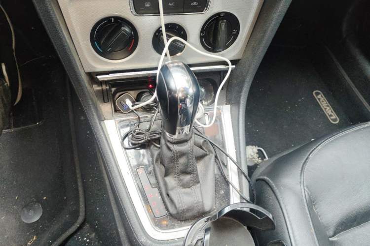 Used Volkswagen Gran Lavida 2013 1.4 TSI Automatic Comfort Model Gear Lever