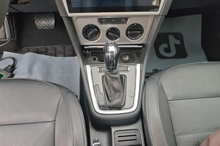 Used Volkswagen Gran Lavida 2013 1.4 TSI Automatic Comfort Model Gear Lever