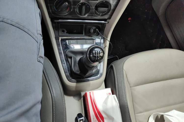 Used Volkswagen Gran Lavida 2013 1.4 TSI Manual Comfort Model Gear Lever