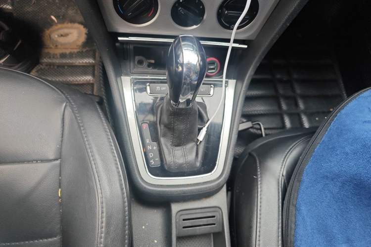Used Volkswagen Gran Lavida 2013 1.6L Automatic Comfort Model Gear Lever