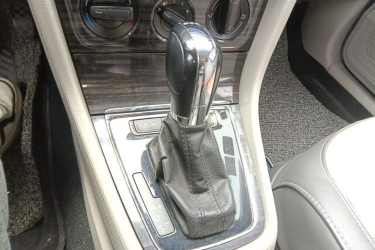 Used Volkswagen Gran Lavida 2013 1.4 TSI Automatic Comfort Model Gear Lever