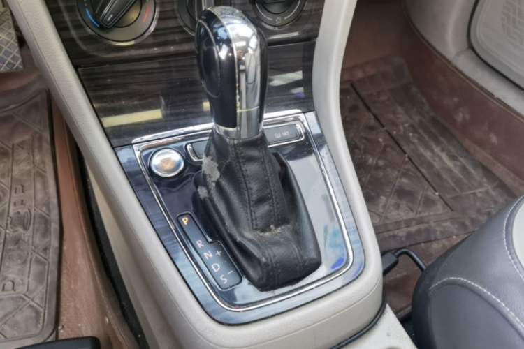 Used Volkswagen Gran Lavida 2013 1.6L Automatic Comfort Model Gear Lever