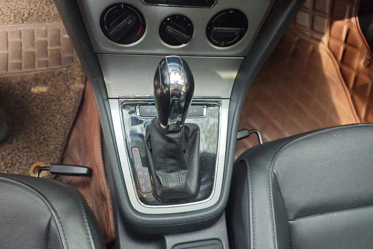 Used Volkswagen Gran Lavida 2013 1.6L Automatic Comfort Model Gear Lever
