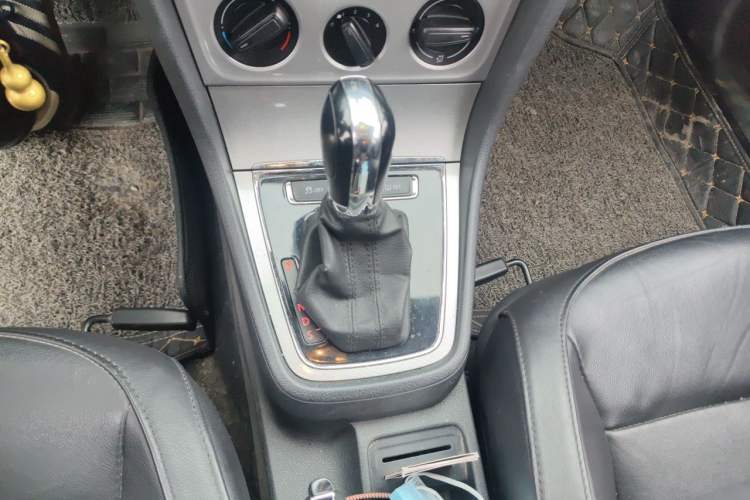 Used Volkswagen Gran Lavida 2013 1.6L Automatic Comfort Model Gear Lever